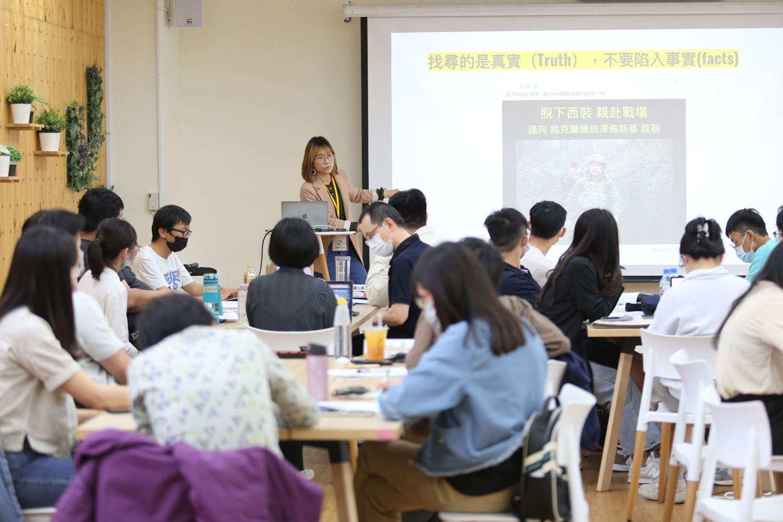 圖4：講師陳偉婷分享查核過程中，要找尋的是真實，不要事實。胡靖宇拍攝(台灣事實查核中心提供)