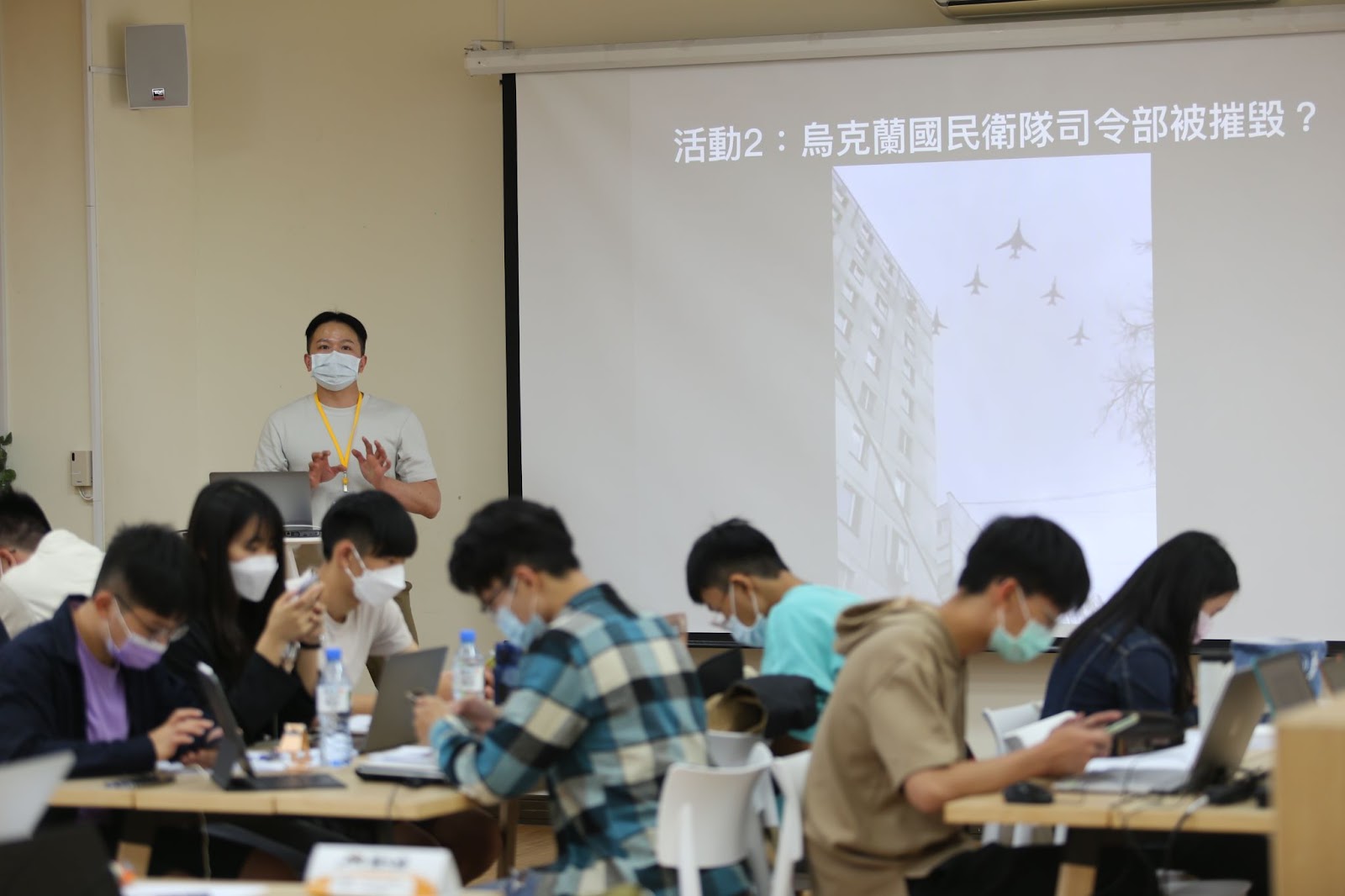圖3：講師陳培煌帶領學員實際動手查核烏俄戰爭假訊息。胡靖宇拍攝（台灣事實查核中心提供）