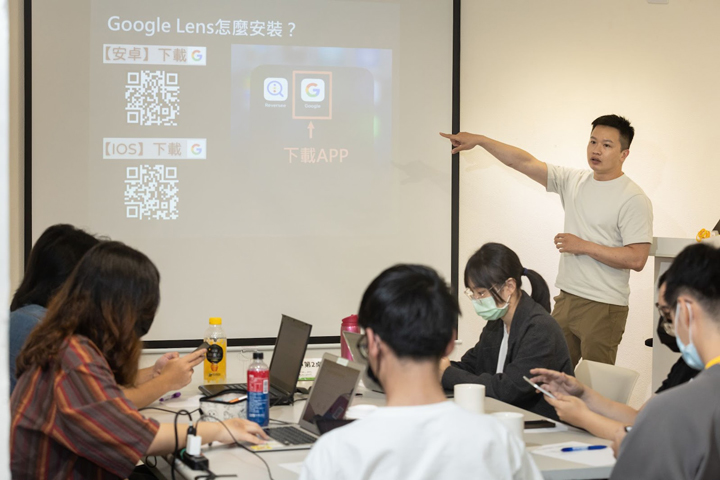 圖3：講師陳培煌說明如何使用以圖搜圖工具。趙元彬拍攝（台灣事實查核中心提供）