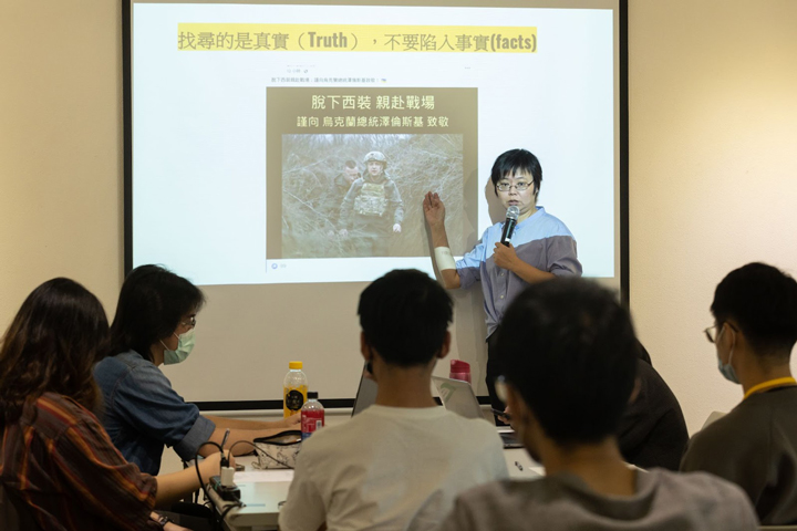 圖2：講師陳慧敏提醒在查核過程中不要忘記真實。趙元彬拍攝（台灣事實查核中心提供）