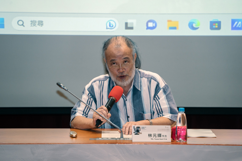 林元輝擔任本場次主持人，介紹主講人及與談人背景。（王崴漢攝影）
