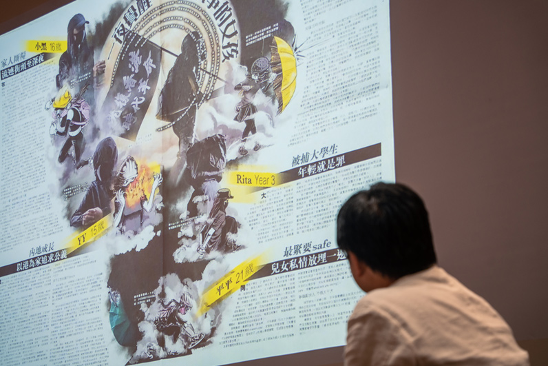 梁嘉麗在反送中運動中紀錄了抗爭者群像，並呈現在香港《蘋果日報》的版面之上。（王崴漢攝影）