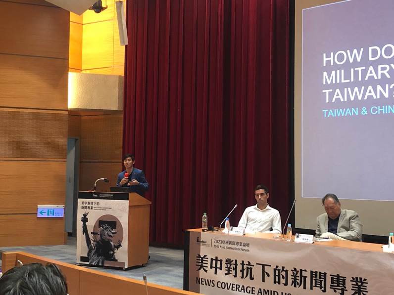 三立電視資深記者相振為分享在烏克蘭親身採訪俄烏戰爭的經驗。(特約記者盧信希攝) 三立電視資深記者相振為分享在烏克蘭親身採訪俄烏戰爭的經驗。(特約記者盧信希攝)