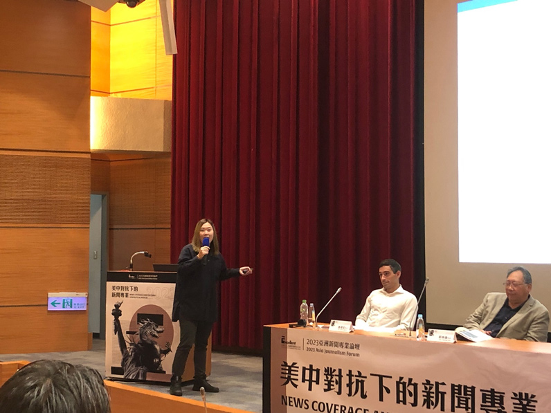 《華爾街日報》記者王若羽分享她寫過的台灣在地報導。(特約記者盧信希攝) 《華爾街日報》記者王若羽分享她寫過的台灣在地報導。(特約記者盧信希攝)