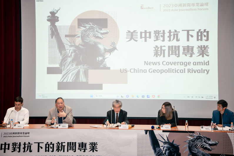 卓越新聞獎基金會董事杜念中擔任台灣場主持人,三立電視資深記者相振為、《聯合報》副總編輯郭崇倫、《華爾街日報》記者王若羽、法國國際廣播電台記者墨德安與會交流。(王崴漢攝影) 卓越新聞獎基金會董事杜念中擔任台灣場主持人,三立電視資深記者相振為、《聯合報》副總編輯郭崇倫、《華爾街日報》記者王若羽、法國國際廣播電台記者墨德安與會交流。(王崴漢攝影)