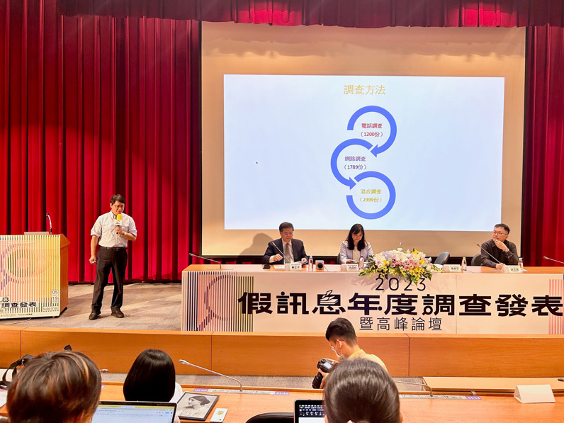 台大政治系教授張佑宗說明調查方法與概況。（特約記者宋思彤攝）