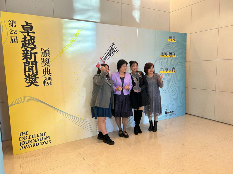 國立教育廣播電臺花蓮分台以《Let’s talk in Taiglish? 校園雙語開口說》拿下本屆卓越新聞獎「廣播新聞獎」。（特約記者宋思彤攝）