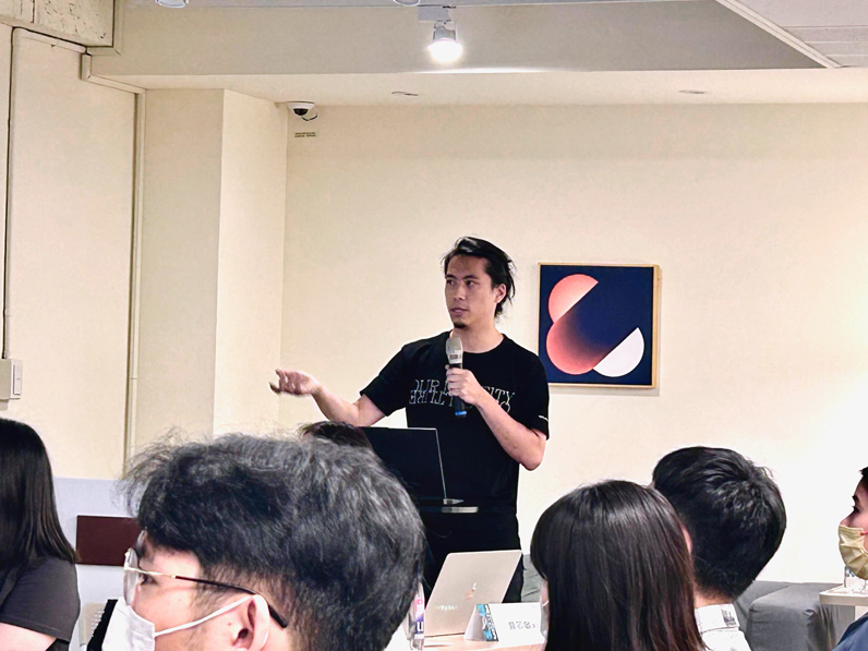 《報導者》設計師江世民為了這則報導，特別遠赴火箭發射現場，親眼見證也讓動畫繪製的過程更加順利。（特約記者宋思彤攝）