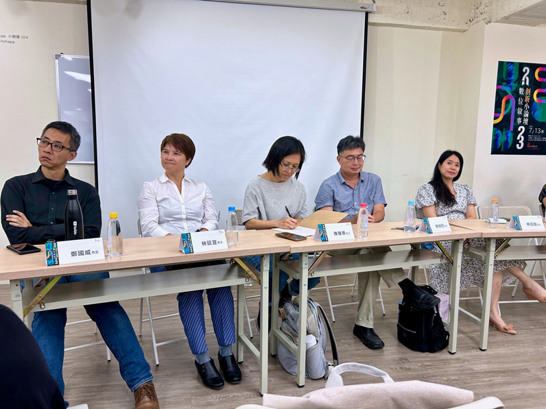 鄭國威（左起）、林廷宜、陳雅惠、李明哲、林日璇五位評審出席，與入圍團隊及聽眾一同進行座談。（特約記者宋思彤攝）