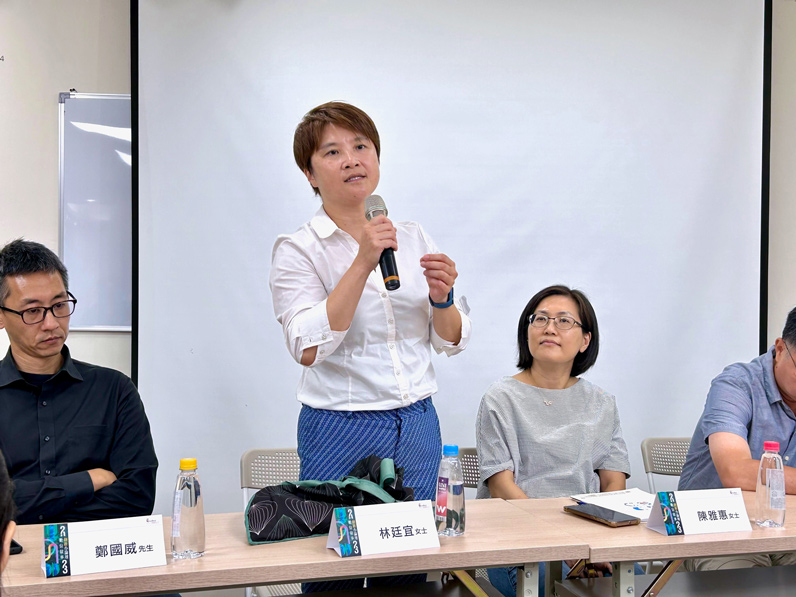 林廷宜認為，這些作品都有很強的視覺整合能力，利用不同媒材來呈現，充滿了不同亮點。（特約記者宋思彤攝）