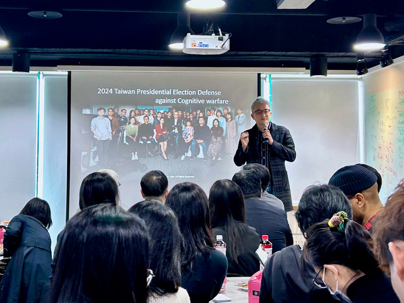 台灣人工智慧實驗室(Taiwan AI Labs)發布「2024年台灣總統大選期間網路訊息操作分析報告」。(特約記者宋思彤攝) 台灣人工智慧實驗室(Taiwan AI Labs)發布「2024年台灣總統大選期間網路訊息操作分析報告」。(特約記者宋思彤攝)
