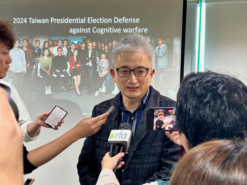 台灣人工智慧實驗室創辦人杜奕瑾在「台灣大選認知操作觀察討論會」後接受媒體訪問。（特約記者宋思彤攝）