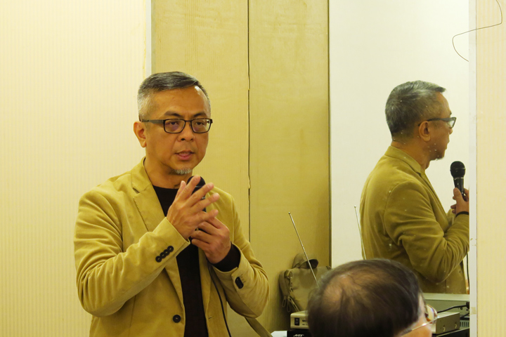 黃哲斌指出，民眾獲取新聞資訊，在Meta修改演算法之後，臉書已無法取得新聞資訊，進而轉向透過YouTuber、網紅取得新聞。（蔡宏杰攝）