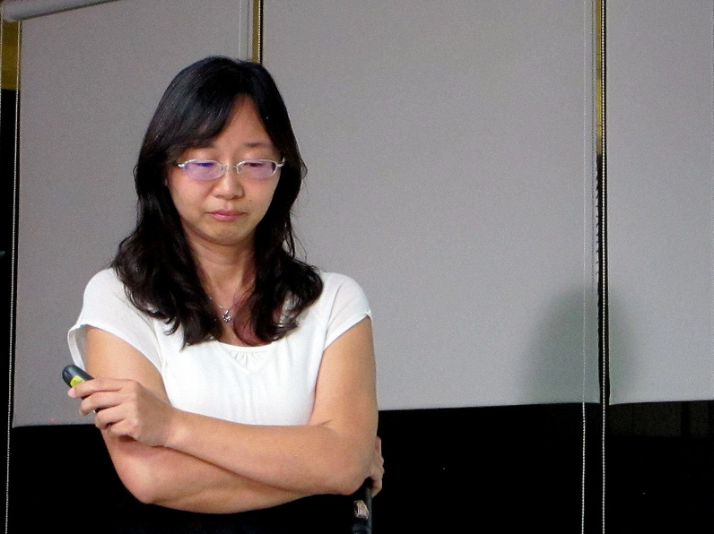 詹婉如情感豐沛，在重聽報導較沉重的段落時泫然欲泣。（特約記者陳洧農攝）