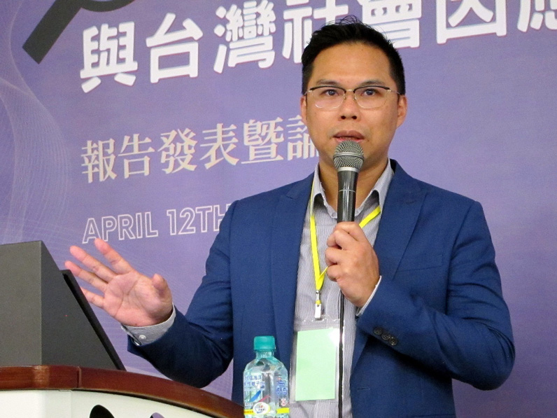 傅文成打趣地表示，協同行為的操作都只在平日的上班時間進行，周末便休息，不須加班，比他的工作更好。（特約記者陳洧農攝）
