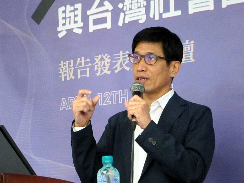 劉昌德表示，傳統媒體對抗AI假訊息的方式猶如「拿明朝的劍斬清朝的官」。（特約記者陳洧農攝）