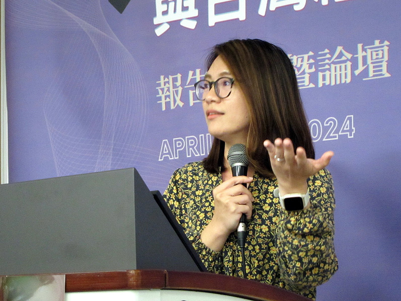 陳偉婷表示，事實查核中心去年分別針對公民數位識讀與媒體記者增能舉辦工作坊，盼能降低AI假訊息的危害。（特約記者陳洧農攝）