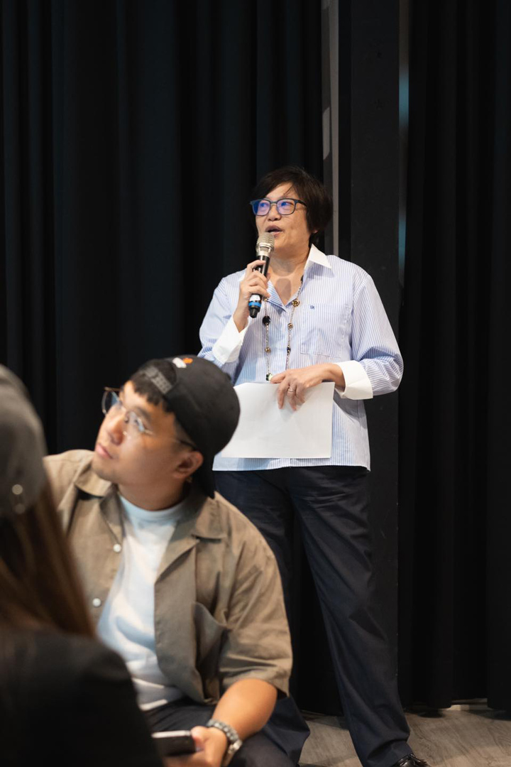政大傳院副教授方念萱擔任主持人，她在引言中提到媒體從業者都會遇到的問題：「讀者在哪裡？」，如何留住讀者是新聞社交時代重要課題。（照片由政大傳院Media Talks提供）