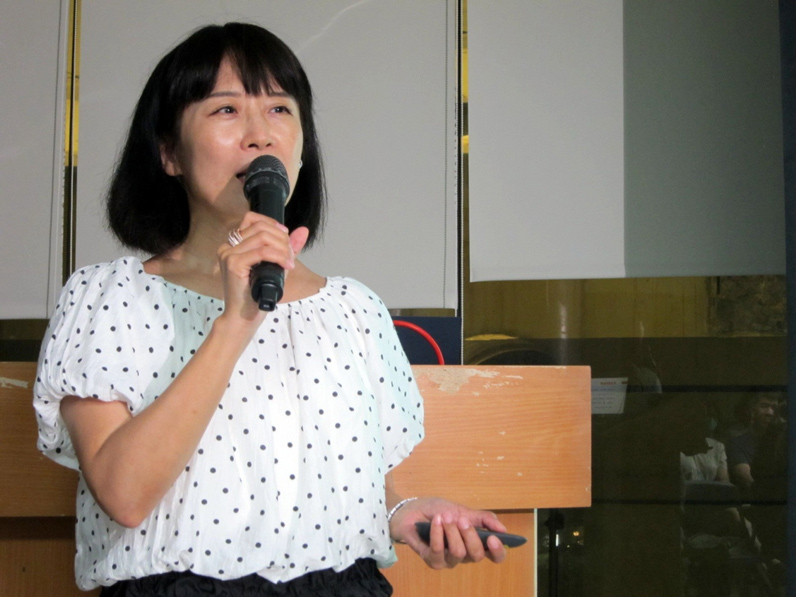 簡竹書表示，判決書寫的幾乎都不是「人話」，很多法律術語，但是讀久了就會掌握要領，知道如何迅速抓出重點。（特約記者陳洧農攝）
