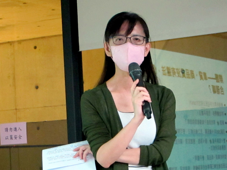 卓越新聞獎基金會執行長陳靜雲擔任主持人。她表示，隨著簡竹書在報導中的反覆辯證，不知不覺中，讀者的觀念已經被翻轉。（特約記者陳洧農攝）