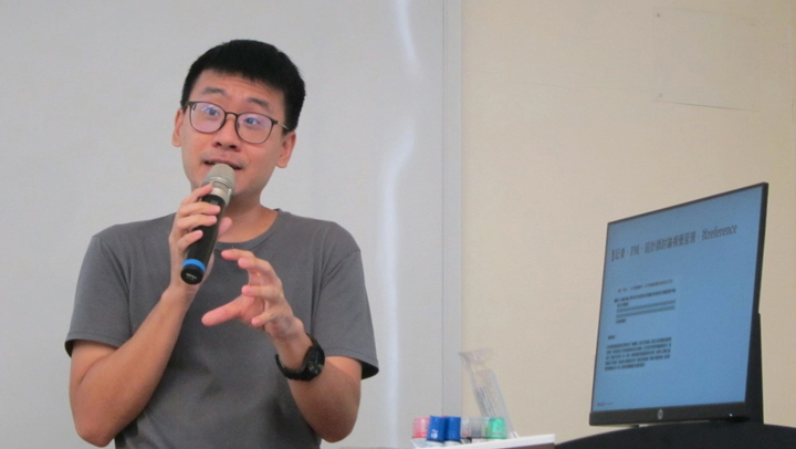 柯皓翔表示，正因為AI技術方興未艾，《報導者》才會不厭其煩地標註提醒。（特約記者陳洧農攝）