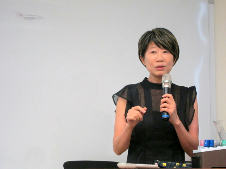 「今天不要說AI，我們拍錯一張照片立刻就會被指正。」馮小非說：「到最後其實是讀者在跟你對話。」（特約記者陳洧農攝）