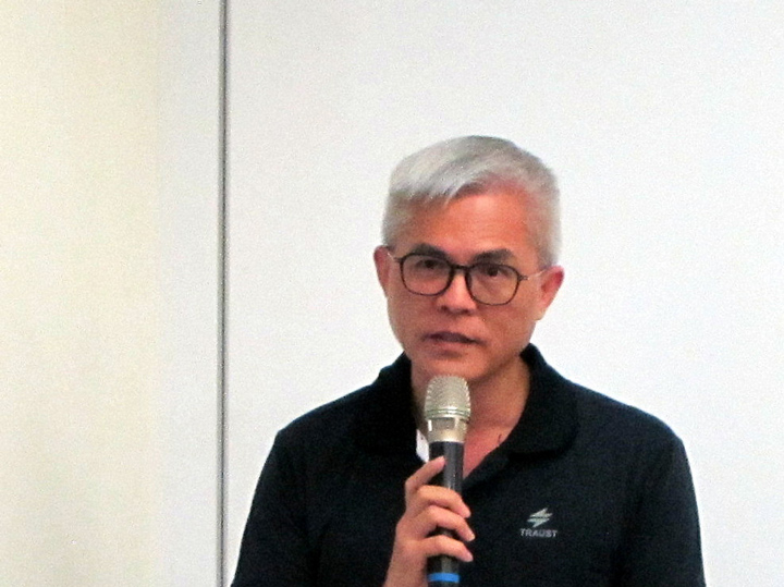 這位資深記者忠告新聞系學子，務必打造不會被取代的競爭力。（特約記者陳洧農攝）