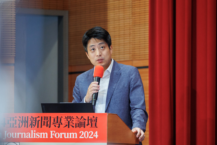 李奇柱表示，南韓政府經常以「假消息」或「境外勢力干預」為由打壓媒體，因此記者應公開、透明化資訊以保護自己。（特約攝影鄭宇辰攝）