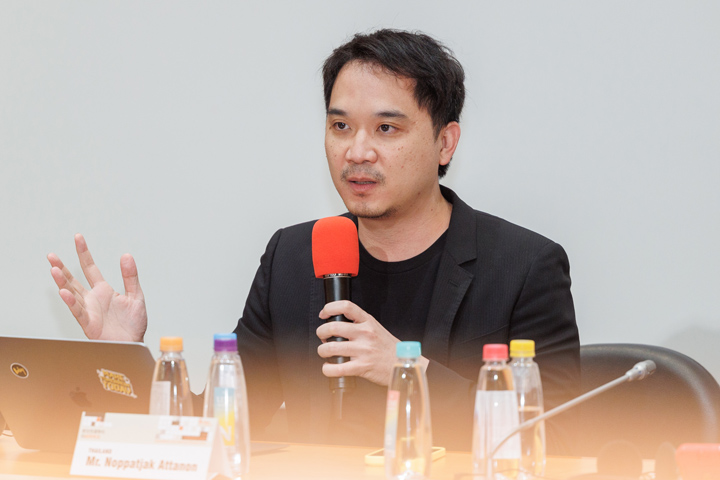 諾帕吉．阿塔農以生動的方式說明泰國政治情勢，讓現場聽眾理解泰國的黃衫軍與紅衫軍的更迭。（特約攝影鄭宇辰攝）
