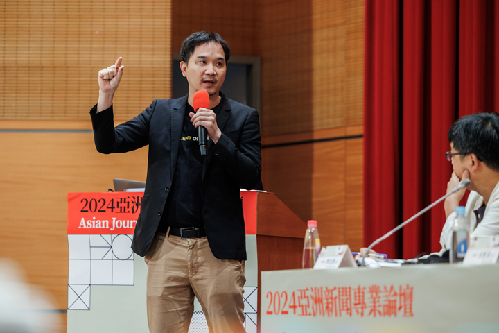 諾帕吉.阿塔農說泰國政府得以生存的關鍵在於資訊作戰,儘管成效不彰,但仍有有5到10%的民眾受到操縱相信錯假訊息。(特約攝影鄭宇辰攝) 諾帕吉.阿塔農說泰國政府得以生存的關鍵在於資訊作戰,儘管成效不彰,但仍有有5到10%的民眾受到操縱相信錯假訊息。(特約攝影鄭宇辰攝)