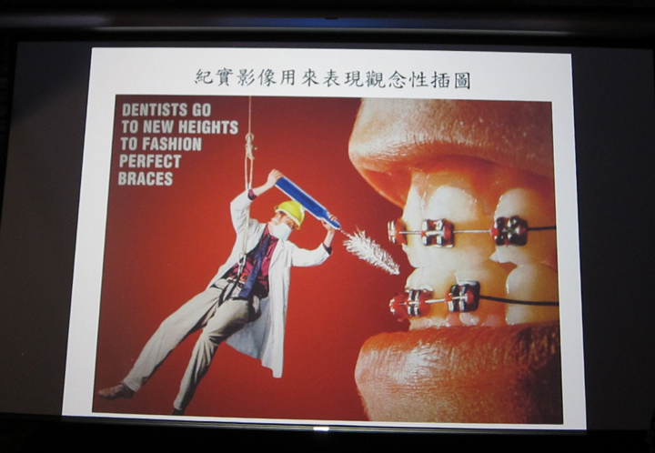 黃子明展示國外媒體使用寫實風格示意圖之範例。（特約記者陳洧農攝）