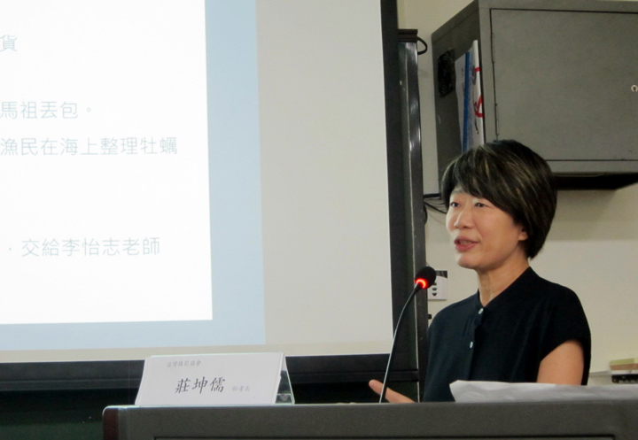 馮小非詳述了報導的各個工作階段,以及相對應的圖像思考。(特約記者陳洧農攝) 馮小非詳述了報導的各個工作階段,以及相對應的圖像思考。(特約記者陳洧農攝)