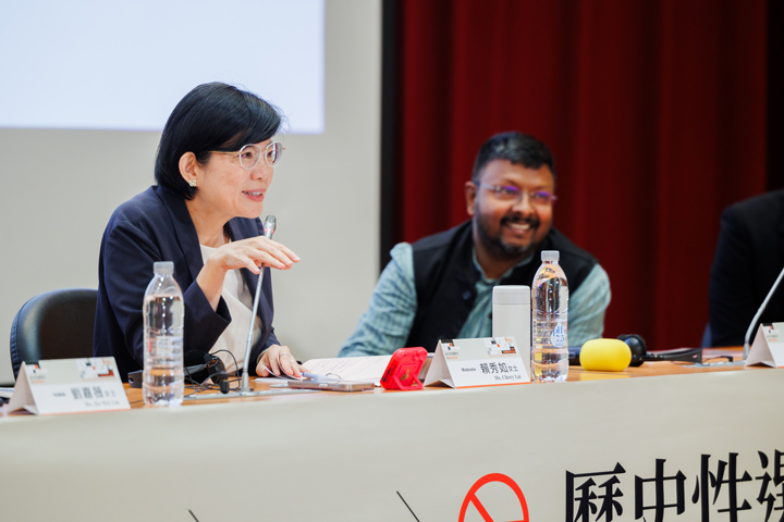 中央廣播電台董事長賴秀如（左）擔任本場次主持人。（特約攝影鄭宇辰攝）