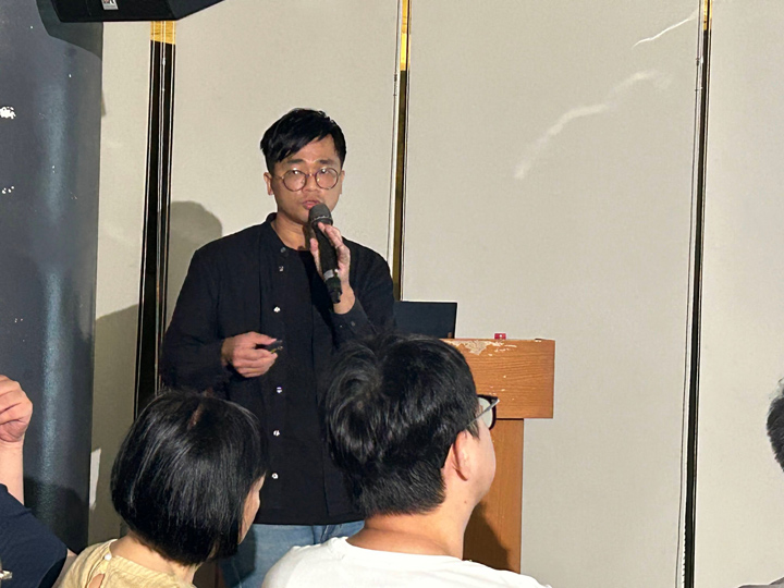 林奐成在氣候峰會訪問糧農組織首席科學家,詢問台灣農地種電的看法。(特約記者宋思彤攝) 林奐成在氣候峰會訪問糧農組織首席科學家,詢問台灣農地種電的看法。(特約記者宋思彤攝)