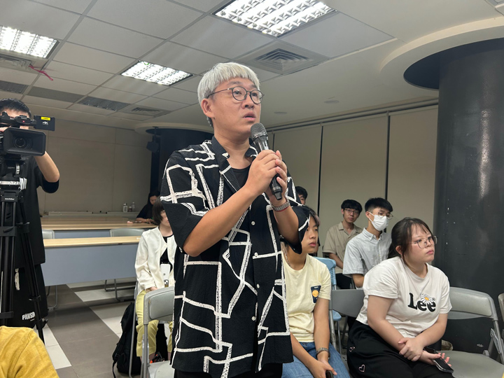 聽眾提問 「寫報導的動力從何而來?」林奐成說,他享受的是寫故事、找解答的過程。(特約記者宋思彤攝) 聽眾提問 「寫報導的動力從何而來?」林奐成說,他享受的是寫故事、找解答的過程。(特約記者宋思彤攝)