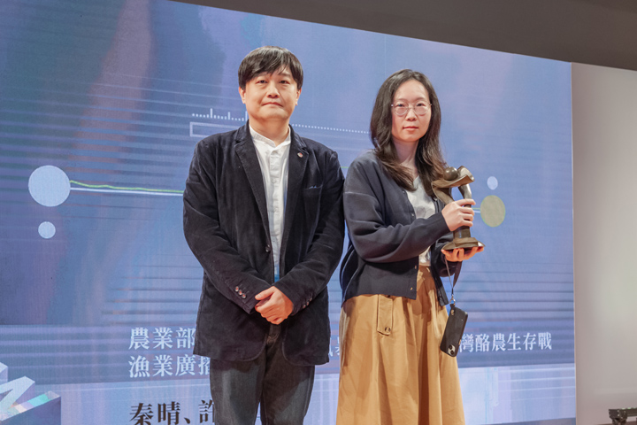 漁業廣播電臺記者秦晴（右）與許嘉仁（左）上台領獎。