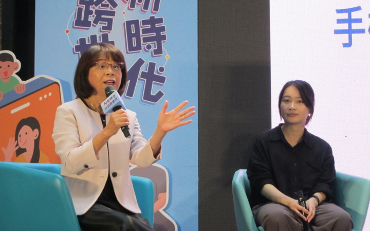 楊俐容（左）表示，孩童網路成癮的主要原因，往往是因為情緒困擾無處宣洩或是生活過於無趣所致。（特約記者陳洧農攝）