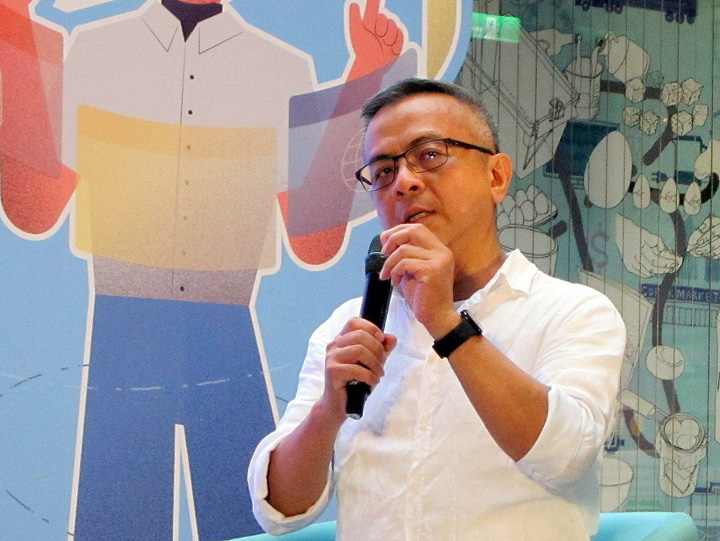 黃哲斌提到，美國數位教養專家將網路比喻為公園，指出父母關切以及輔導子女上網的重要性。（特約記者陳洧農攝）