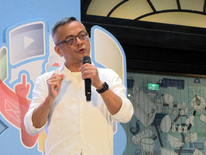 對於孩子沉迷手機，黃哲斌的策略是提升除了手機以外的活動占比。（特約記者陳洧農攝）