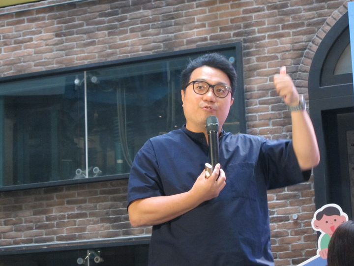 黃鴻儒表示，面對自己的孩子時，很難保持和兒少節目工作者一樣的心態。（特約記者陳洧農攝）