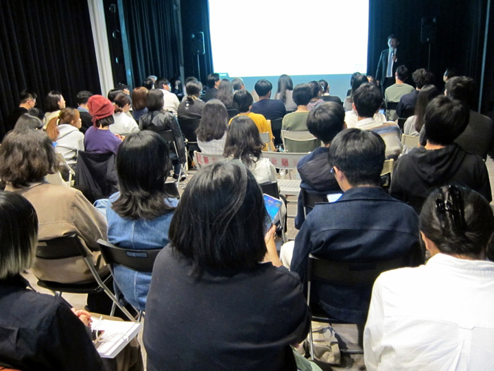 當天到場的聽眾除了政大傳院學子，亦不乏他校學生。（特約記者陳洧農攝）