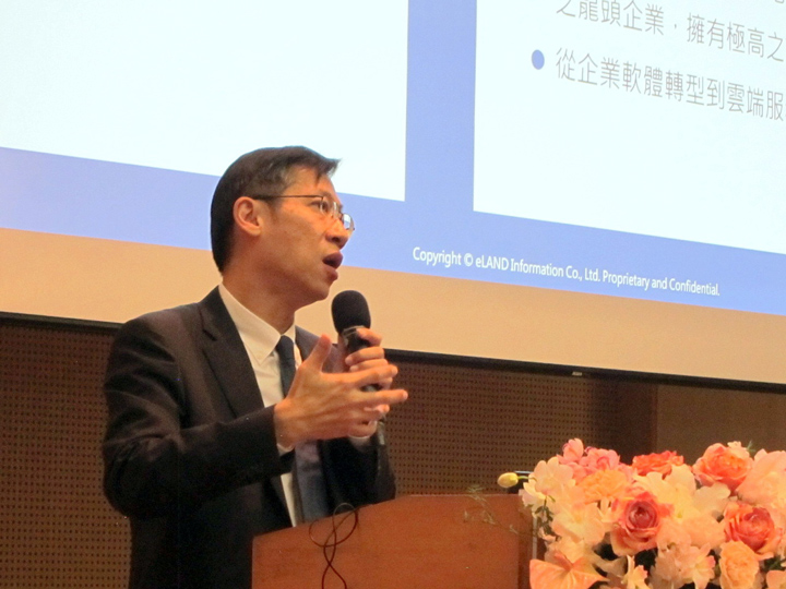 楊立偉提到,隨著意藍資訊收集資料的範圍擴大,大語言模型可用做假訊息偵測的潛力也隨之提升。(特約記者陳洧農攝) 楊立偉提到,隨著意藍資訊收集資料的範圍擴大,大語言模型可用做假訊息偵測的潛力也隨之提升。(特約記者陳洧農攝)