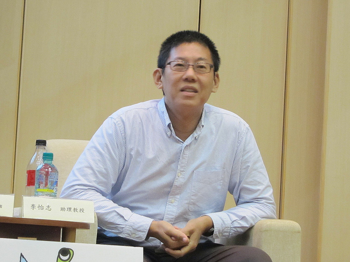 李怡志表示,除非是照片,否則「資訊視覺化」必然含有人類的想像力與創造力。(特約記者陳洧農攝) 李怡志表示,除非是照片,否則「資訊視覺化」必然含有人類的想像力與創造力。(特約記者陳洧農攝)