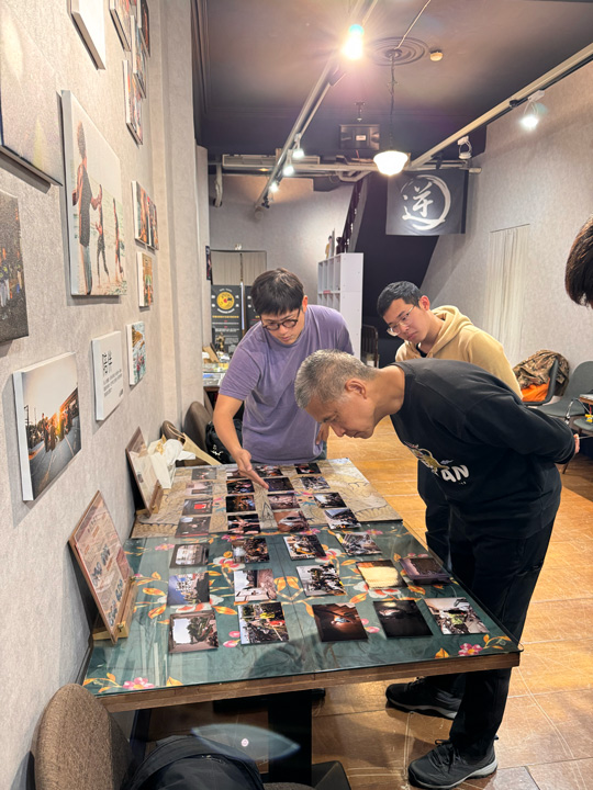 實作課程進行時,黃子明(前黑衣者)仔細檢視學員作品。(蔡宏杰攝) 實作課程進行時,黃子明(前黑衣者)仔細檢視學員作品。(蔡宏杰攝)