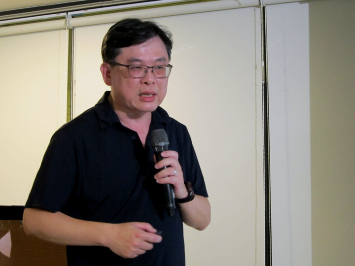 劉力仁表示，「堅韌之島」四字是反覆思量的結果，希望展現災難新聞中正向積極的面向。（特約記者陳洧農攝）