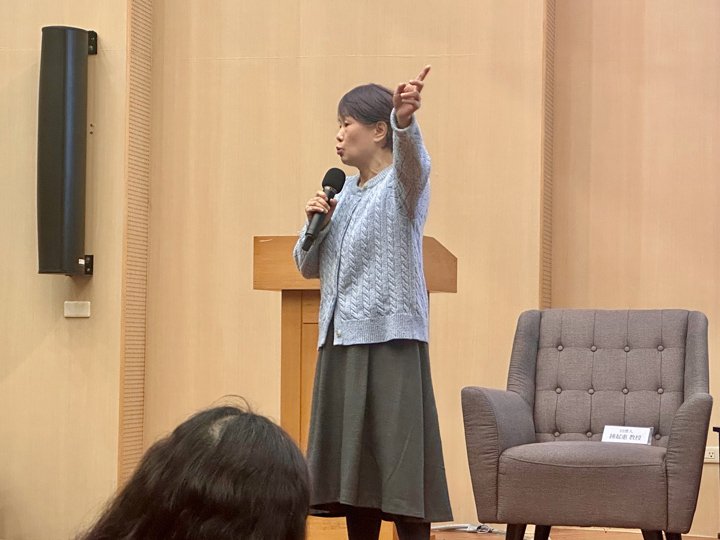 鍾起惠表示，政府的文宣經費多數流向特定媒體，NCC也無力監管，已經失去獨立性。（特約記者宋思彤攝）