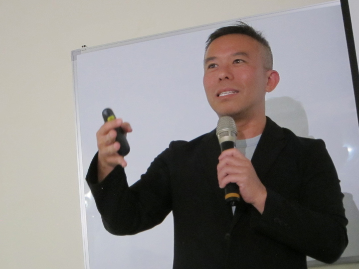 彭光偉常常請纓前往災難現場與戰地，他開玩笑地說：「可能客家人很吃苦耐勞，我真的不覺得這些地方很苦耶。」（特約記者陳洧農攝）