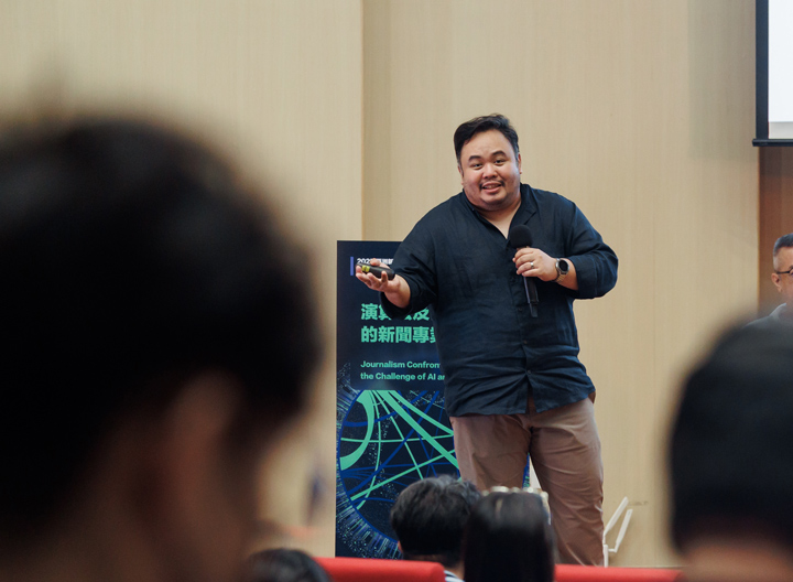 傑馬克．托德西拉談菲律賓媒體的試煉與 AI 時代的抉擇。（鄭宇辰攝）