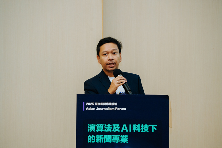 阿爾卡．迪拉塔拉談及Hukumonline如何商業化，並為人民普及、強化法律新聞與知識。（王崴漢攝）