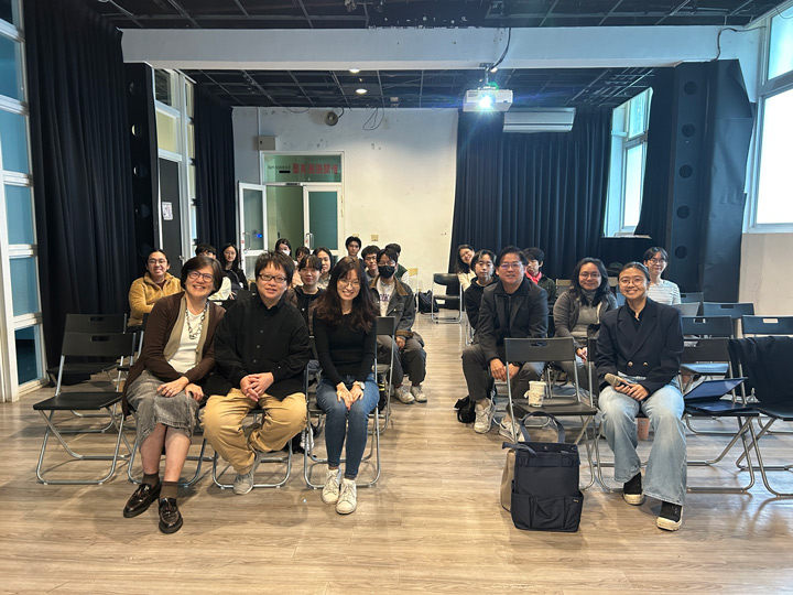 本場次由方念萱（前左起）主持，由何欣潔、梁嘉麗主講，談他們的媒體創業及社會行動。（照片由政大傳院 Media Talks提供）